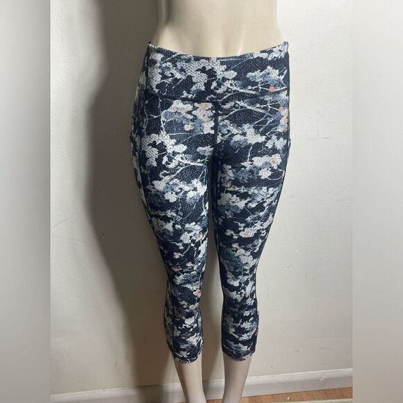 Lululemon Wunder under high altitude spring bloom 21” short leggings, size 4 - Picture 2 of 14
